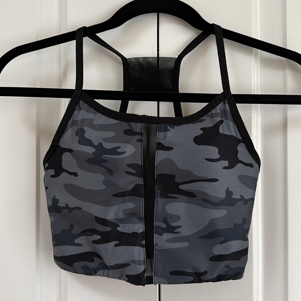GUESS Workout Set - Picture 2 of 9
